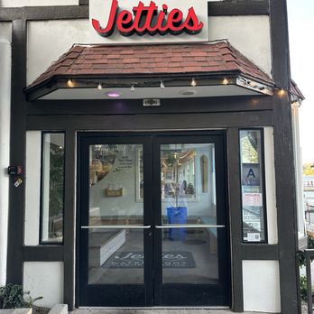 Jetties Waterfront Kitchen + Drink - Outside before entering - New American Near Me - Lake Arrowhead, California Jetties Waterfront Kitchen + Drink - Outside before entering - New American Near Me - Lake Arrowhead, California