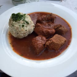 Gasthof Schorn Ziegler - Rindsgulasch mit Semmelknödel