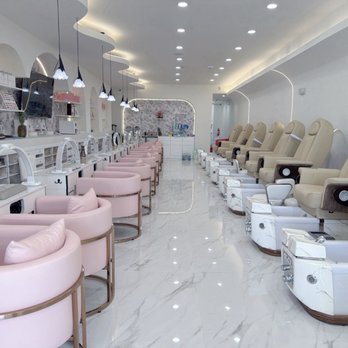 1. Lumiclov Nails & Spa