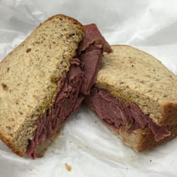 Spoodles Deli - Hot corn beef on wheat