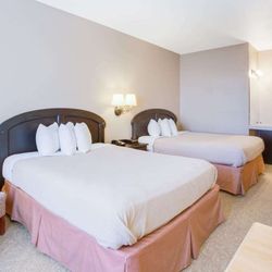 Baymont by Wyndham Waunakee - Guest room
