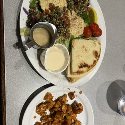 Gyros Mediterranean - Hummus salad with spicy chicken
