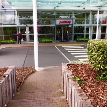 London Heathrow Marriott Hotel - Walkway from the bus stop - Hotels Near Me - Hayes, XGL