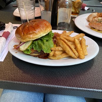 Elephant & Castle - Felix The Deluxe Burger - British Near Me - Seattle, Washington