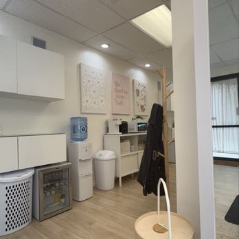 Small Town Beauty - Clean and modern studio plus great tunes! - Hair Salons Near Me - Lake Isabella, California Small Town Beauty - Clean and modern studio plus great tunes! - Hair Salons Near Me - Lake Isabella, California