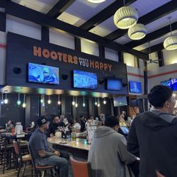 Hooters - Bar