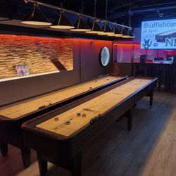 Bowling-Center - 2 Brunswick Shuffleboard Tische einzigartig in der Region.