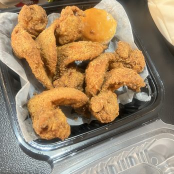 Cleo’s - 6 wings  and muffin - Southern Near Me - Chicago, Illinois