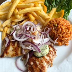 Zorbas - Grilled chicken / Kotopoulo: Hähnchenbrustfilet mit Kräuterbutter, Tomatenreis, Pommes und gemischtem Sala