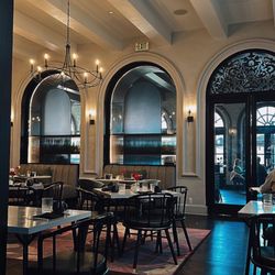 Iron Rose Bar & Restaurant - Restaurant seating