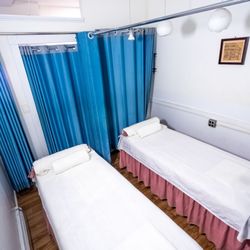 Hua Kang Qi Gong Tui-Na - Massage beds at Hua Kang Massage Spa 303 Amsterdam