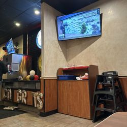 Birria Superior - Overfilled trash and understaffed, this restaurant is understaffed.