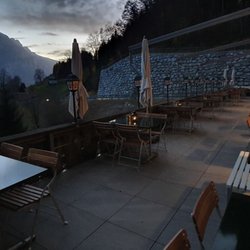 Restaurant Brünig-Kulm - Terasse am Abend mit Aussicht