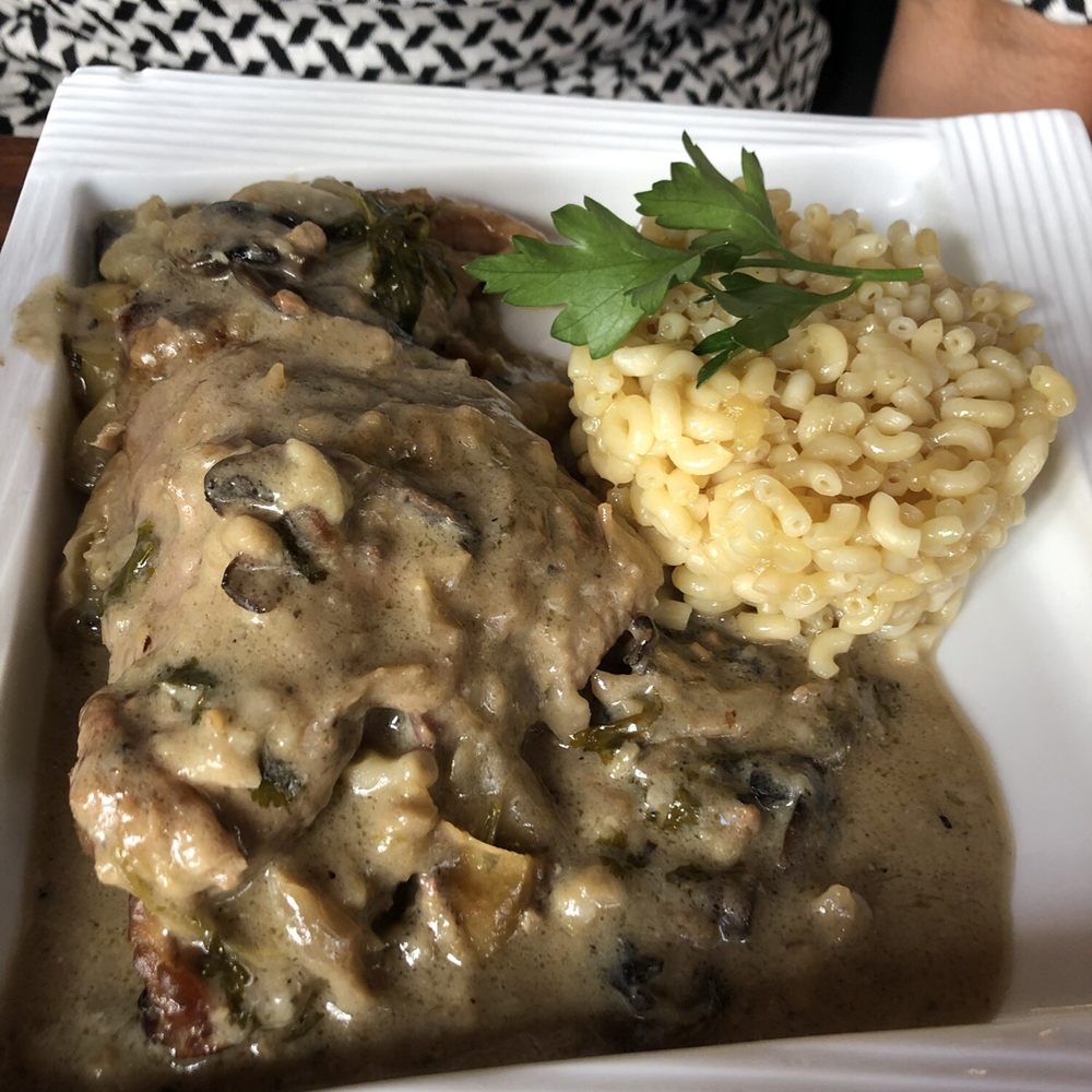 Le Laurier - Chicken Dish - French Near Me - Paris, 75 Le Laurier - Chicken Dish - French Near Me - Paris, 75