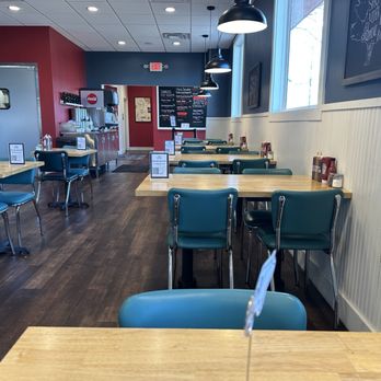 Pickles and Bones Barbecue - Seating area looking towards the front - Barbeque Near Me - Milford, Ohio
