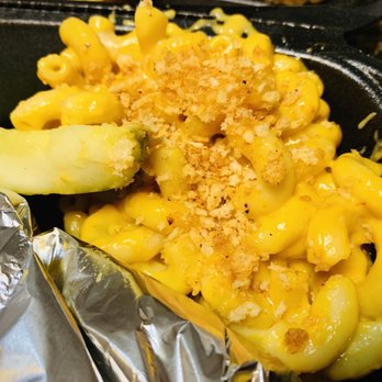 Earl's BBQ - Mac and Cheese - Donuts Near Me - Chicago, Illinois