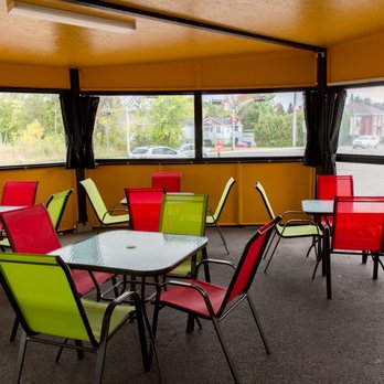 Frites et Basilic - tables and chairs in a restaurant - Pizza Near Me - Saint-Jérôme, Quebec