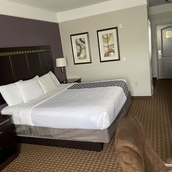 La Quinta by Wyndham Cleburne - Nice layout. Desk and chair w ottoman not in pic - Hotels Near Me - Cleburne, Texas La Quinta by Wyndham Cleburne - Nice layout. Desk and chair w ottoman not in pic - Hotels Near Me - Cleburne, Texas