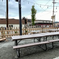 Oakmont BBQ Company - Outdoor seating area