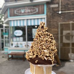 La Diperie - Espresso dip with roasted peanut topping. You can also see La Diperie's cone handle technology - absolutely revolutionary