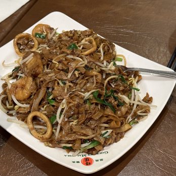 Gourmet Malaysia - Char Kwei Teow (with shrimp, calamari, and minimal Chinese sausage) - Singaporean Near Me - Scarborough, Ontario Gourmet Malaysia - Char Kwei Teow (with shrimp, calamari, and minimal Chinese sausage) - Singaporean Near Me - Scarborough, Ontario