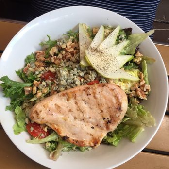 Pub Burgundy Lion - Cambridgeshire Salad (17$) Grilled chicken salad, Stilton, pears, walnuts. - British Near Me - Montreal, Quebec