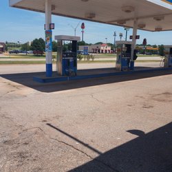 Zach's Liquor - Open parking for trucks and trailers