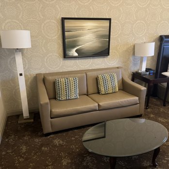 Ayres Hotel Seal Beach - Sofa searing area - Hotels Near Me - Seal Beach, California