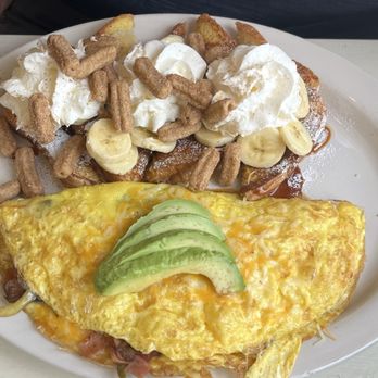 Dulce Mami Café Riverside - And omelette with a side of French toast - Breakfast & Brunch Near Me - Riverside, Illinois