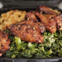 Keoni's Express - Smoked wings, brocolli and Mac and cheese. Yum
