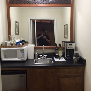 Victoria Inn - Mini kitchen with fridge, microwave, local wine, and extremely good coffee. - Hotels Near Me - Murphys, California
