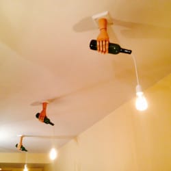 Le Concept Bar à Vin - Déco d'inspiration locale avec ces mains de marionnettes ;-)