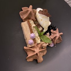 Mille Sens - Kastanien-Gianduja-Schokoladenmousseschnitte Wilde Frienisberger Grappa-Heidelbeeren, Meringue Zitronengras-Fior di Latte Glace.