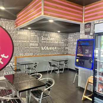 Forever Yogurt - seating - Ice Cream & Frozen Yogurt Near Me - Chicago, Illinois