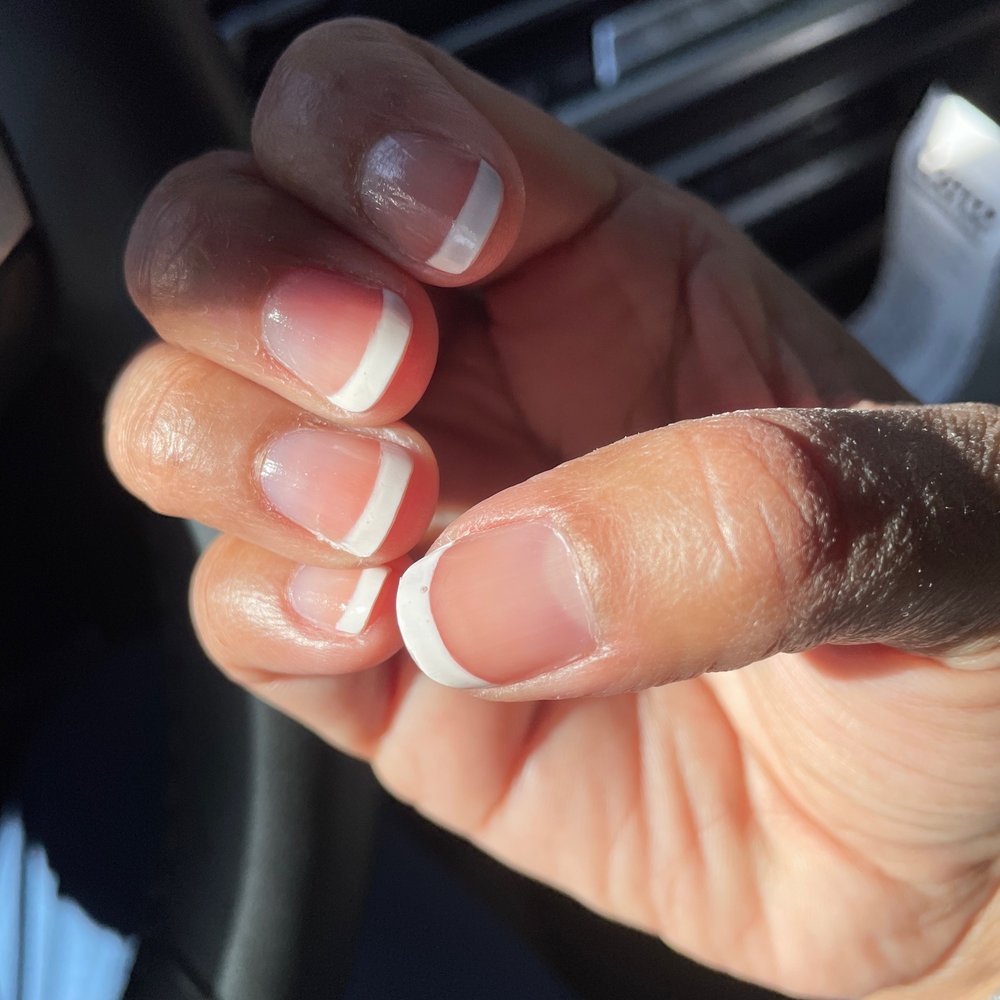 Mm this is my mani from Monday, today is Tuesday why is the White polish already coming off?