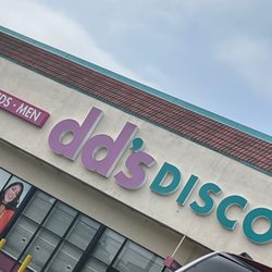 dd's DISCOUNTS - It is 9am store still close
