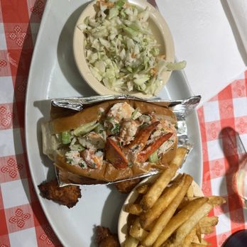 Tonys Chowder House - Lobster roll - Seafood Near Me - Mount Dora, Florida