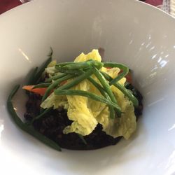 Le Temps des Cerises - Riz noir, haricots verts, carottes et chou : le plat vegan que le chef a accepté de faire spécialement pour moi.
