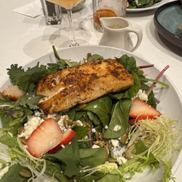 Coast salad with blackened mahi mahi Coast salad with blackened mahi mahi