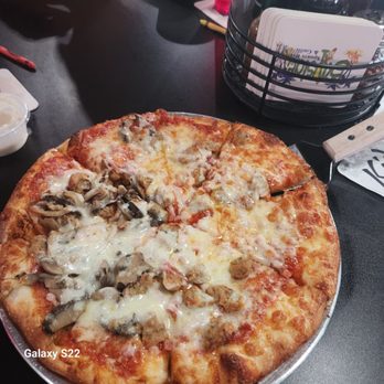 Bayside Grille - Half n half pizza - American Near Me - Fort Myers Beach, Florida