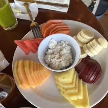 Pancake Republic - Plato de fruta muy fresca y dulce con queso cottage - Breakfast & Brunch Near Me - Rosarito, BCN