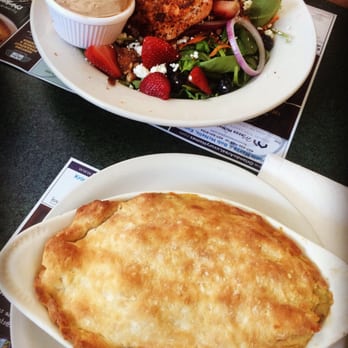 Metro Diner - Chicken pot pie and spinach salad with blackened salmon - American Near Me - Altamonte Springs, Florida
