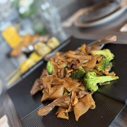 Pad See Eiw with beef