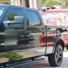 That is not a chrome rocker panel, that is black with a mirror shine! Thanks Alfredo :) That is not a chrome rocker panel, that is black with a mirror shine! Thanks Alfredo :)