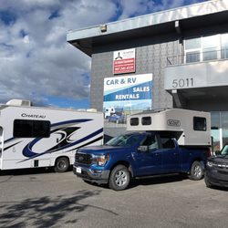 GoNorth Travel - Anchorage - Vehicles in front of Anchorage station