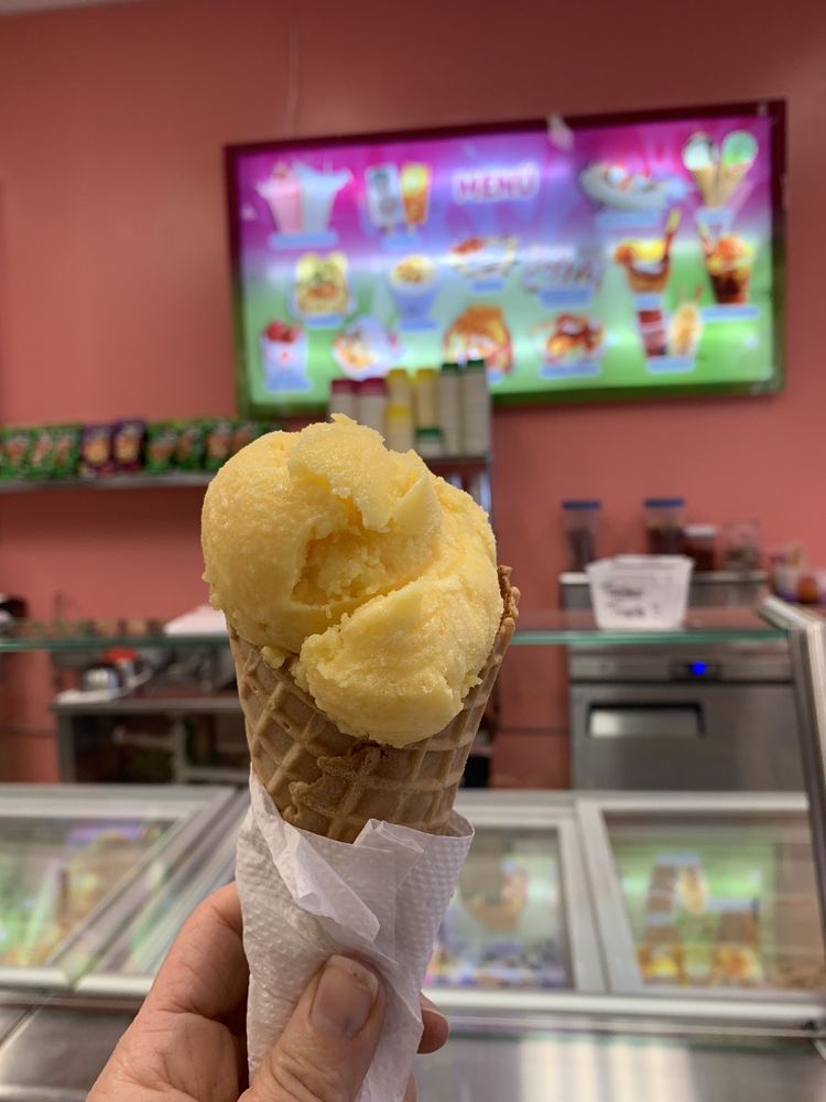 Hernandez Ice Cream Shop & Snacks Logo