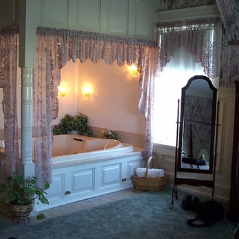 McCloud River Bed and Breakfast - You MUST reserve the room with the whirlpool, there's only ONE. SWEEEEEET! - Bed & Breakfast Near Me - Mccloud, California McCloud River Bed and Breakfast - You MUST reserve the room with the whirlpool, there's only ONE. SWEEEEEET! - Bed & Breakfast Near Me - Mccloud, California