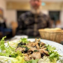 Marafiki - Frog legs with garlic.