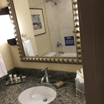Hilton Stockton - Bath room 1 - Hotels Near Me - Stockton, California