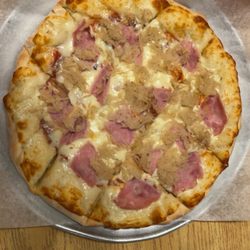 Winns Pizza & Steak house - Canadian Bacon pizza
